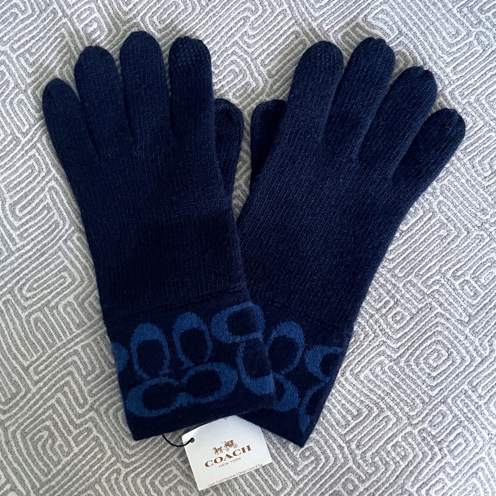 NWT Coach Logo Knit Tech Gloves, Navy/Medium Blue; Wool, Angora, Cashmere blend